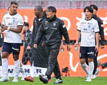フミさん、ありがとう。横浜FCが三浦文丈監督の契約満了を発表。残り２試合も全力で戦う「最後まで責務を全うします」
