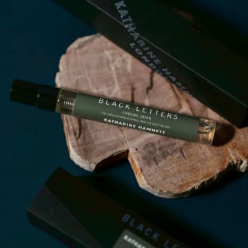 BLACKLETTERS × KATHARINE HAMNETT LONDON黒文字精油と国産ヒノキの間伐材から生まれた“森をまとう香水『悠森 - YUSHIN』”が登場　サステナブルな未来を香りで描くBLACKLETTERSの新作フレグランス、11月14日(金)より数量限定発売