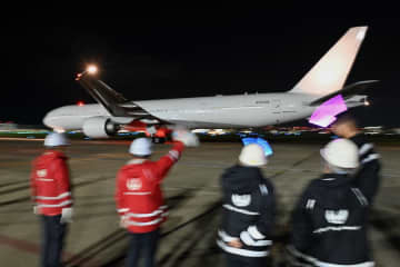 JALの777-300ER、元JA735Jが離日　フェリーフライト「最後までJALグループで」