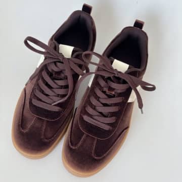 GUでトレンドのベロアアイテムをゲット♡レトロっぽくてかわいいスニーカーが最高！