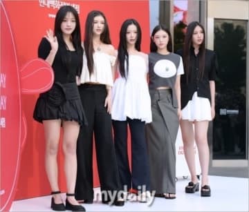 NewJeans、完全体で復帰なるか…異なる発表方法にファンからは様々な反応