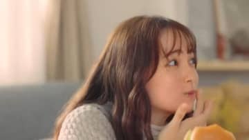 モスバーガー「アボカドバーガー」のCMに出演している女性は?