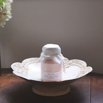 まろやかなお湯と幸福感あふれる香りで、癒しのホリデータイムを。新商品「ミルクバスパウダー」他、人気のボディケアアイテムとバスグッズを詰め込んだ3種のクリスマスコフレが登場　南仏プロヴァンスの小さな村で作り上げたような温もりを感じるミルクバスパウダーと可愛らしいバスグッズがクリスマス気分を盛り上げてくれます