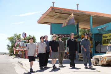 Travis Japan、“思い出の地”アメリカへ！　7人の貴重な夏休みを追う旅番組、ディズニープラスで来年配信