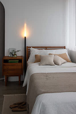 シェードもベースもない壁に立てかけるだけ！新発想フロアライト「NYOI」