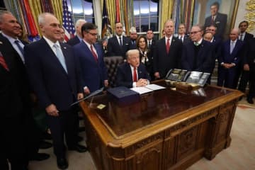 トランプ大統領、つなぎ予算案に署名　史上最長の政府機関閉鎖が終結