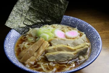【880円は破格】都内ラーメン1位獲得の「麺屋NOBUNAGA」が渾身の新作！二種の醤油と激熱スープの『中華そば』が期間限定で登場！