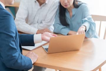 標準的な夫婦2人分の年金額「月23万円」でも老後赤字は避けられない!? いくらあれば安心？ 50代からできる備えとは