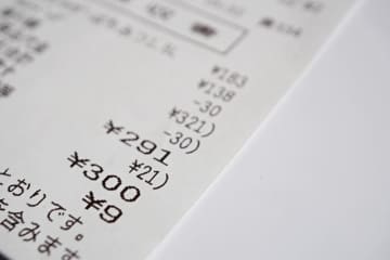 カフェで「コーヒーを持ち帰りで」と言ったのに、レシートには「イートイン税率10％」の記載が！ 少額ですが“損”してますよね？「誤課税」を防ぐポイントとは