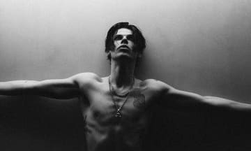 ヤングブラッドとは？：オジーとスティーヴンの双方から新たな翼を授かった21世紀のロックスター