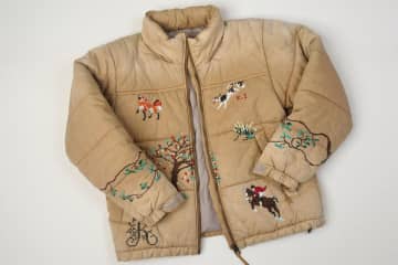 コッキ“詩的な世界”を描くメンズアウター、狐狩り刺繍の中綿ジャケットやレースを配したフーディー