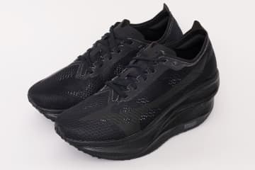 コム デ ギャルソン×ミズノのスニーカー、オールブラックorホワイトの高機能ランニングシューズ