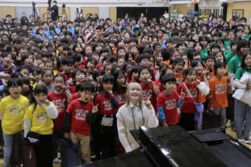 ハラミちゃん、小学校で “特別授業”　ピアノ生演奏で350人の生徒たち沸かす　今の夢は「ピアノ教室をいつか開きたい」