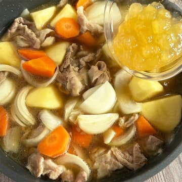 【砂糖の代わりに肉じゃがに入れて煮込んでみたら…】「想像以上にうますぎた」「お肉も柔らかくて感動」