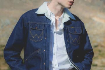 ビームス×ラングラーのデニムジャケット、ボアの襟を備えた「24MJZ」