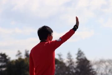 【サッカー競技規則クイズ】ラインを越える前に監督がボールを拾った。プレー再開方法は? 甲府vs水戸戦で実際に起きたが…