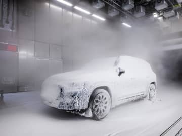 いろいろ「見えて」きた！　メルセデス・ベンツ新型GLBは、ただいまテスト真っ最中。2025年12月8日にワールドプレミア！