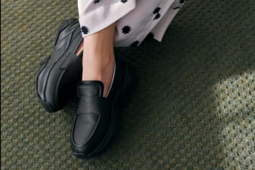 エミ×プーマの厚底ローファー、ペールブルーのライニングや“シルバー煌めく”キャットロゴ