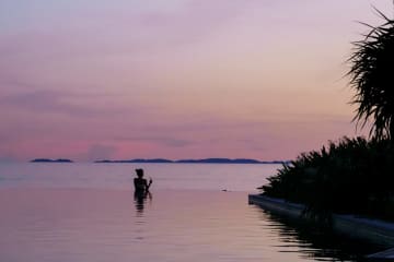 【寒さ知らずの贅沢】星のや沖縄が贈る「冬の避寒旅」！夕映えホットプールアペロ、貸切ホエールウォッチングなど極上ステイを提案！