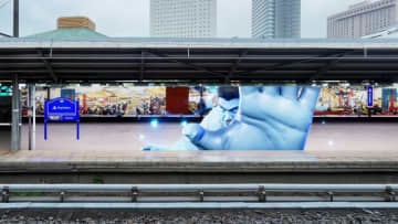 両国駅3番線ホームに巨大魔人力士登場！