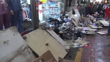 市場に車突っ込み2人死亡18人ケガ「人の悲鳴が…」150メートル走行し歩行者次々はね店もメチャクチャに　韓国