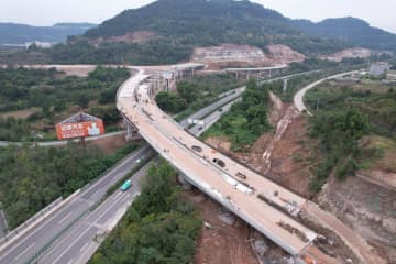 中国・四川省巴中市の環状道路、未完成区間の陸橋が完成