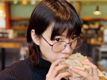 のん、丸い眼鏡姿にファン悶絶！！冬の休日私服コーデ披露