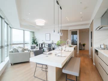 富久クロスコンフォートタワー 20階｜「新宿御苑前」駅徒歩7分。都心の静寂と華やぎが交差する、新宿御苑・都心のパノラマビューの天空レジデンス。南東向きパノラマウインドウで、陽当たり・眺望良好な角住戸