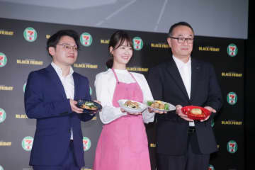 セブン-イレブンが「ブラックフライデー」に参入！期間中揚げ物半額や期間限定の「ブラックフード」の販売を発表