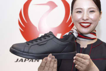 日航、CAらにスニーカー解禁　立ち仕事の負担軽減、働きやすく