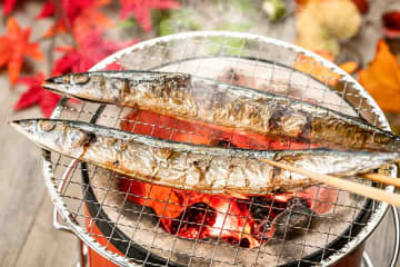 「食欲なくなる」目玉に尾が刺さったサンマに賛否…実は伝統の調理法？　専門家「ふっくら焼ける」