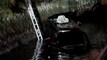 柵突き破って車が海に転落　運転していた20代男性自力で車の上にあがり無事　長崎市