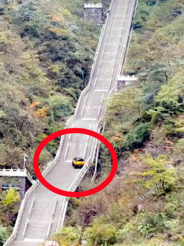 奇瑞の新車が階段登りチャレンジ、途中で失速して欄干に激突―中国