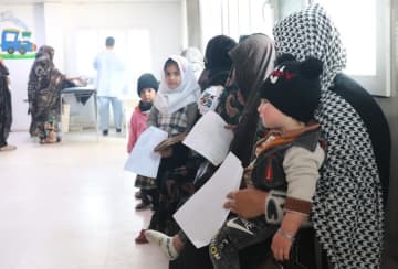 アフガニスタン西部で病院に入る際ブルカを強制する規制──女性の医療アクセスの新たな障壁に