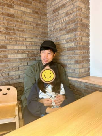 東貴博、10歳長女と“同じ場所・ポーズ”で思い出を再現！エモSHOTに反響「いいですね」「幸せなひととき」