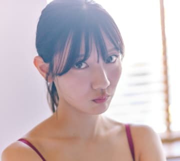 日向坂46・河田陽菜 胸元の開いた包容感漂う白レースキャミ姿を公開！愛おしさいっぱいの笑顔も披露 2nd写真集『テイクオフ』封入特典の絵柄が解禁