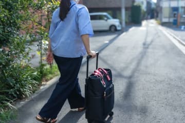 【レビュー】座れる4輪横押しキャリーバッグ『D-630ポルド 座面付』広大な商業施設からスポーツ観戦、名店の行列まで休憩自由自在！