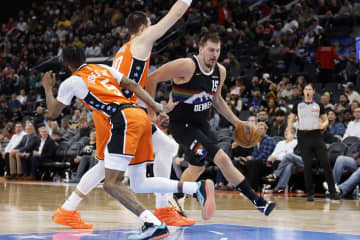 NBAの試合で“珍事発生”観客がコートに乱入、見事な逃げ足でセキュリティをかわす＜DUNKSHOOT＞