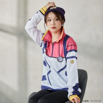 モデルさんの着こなしがマチュそのもの！「ガンダム ジークアクス」パイロットスーツジャージが予約受付実施、ポメラニアンズマーク缶バッジ付き