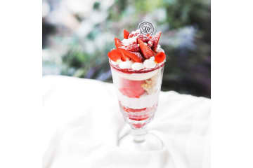 2025年のいちごパフェ5選！東京のホテルなどで楽しめる“いちごたっぷり”な贅沢スイーツ