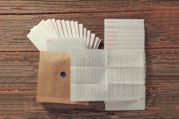 ヨルシカ、封筒を開封しながら楽しめる“体験型文学”を発売