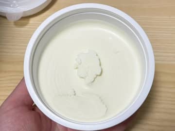 いつものトーストに塗るだけ！　真っ白なクリームが「カリカリ食感」「チーズケーキの味！」