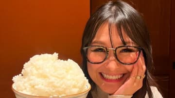 「あっという間に大きく」3児の母・ギャル曽根 1歳次女が磁石にどハマりな様子公開！ひたすら壁にシート貼る立ち姿に「成長が楽しみ」「かわいい」