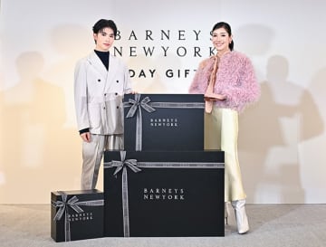 バーニーズニューヨーク BARNEYS NEW YORK ギフトコンシェルジュが常駐する銀座本店で アン ミカ＆増子敦貴が贈り物選びの秘技を伝授　ギフトはSPICE 特別感 品格 実用性 労い 遊び心 応援