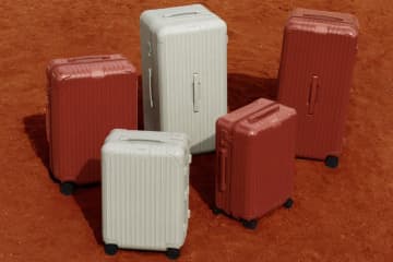 リモワのスーツケース「エッセンシャル」“グレージュ”＆窯で焼いた陶器着想“アースレッド”の新色