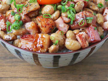 「ベーコンをこんがり焼いて…」　納豆の食べ方に「最高」「コレはまねしたい」