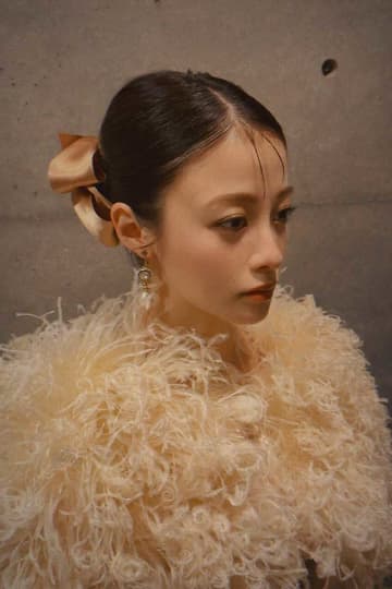 橋本環奈、横顔ショットに「痩せた？」「相当お顔小さい」と反響　ゴージャスなドレス姿を披露