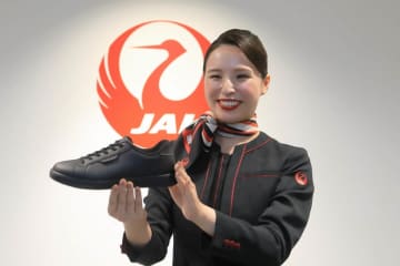 JALのCAも「スニーカー」解禁　でも「厚底」はNG...自前調達で「制服になじむデザイン」が条件