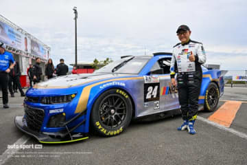 スーパー耐久第7戦富士でデモラン予定の2台のNASCARをモリゾウがサプライズでドライブ。日米交流を楽しむ