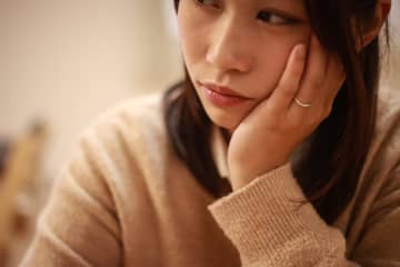 ため息をつく人の心理５選　実は悪いことばかりじゃない？意外な役割も解説